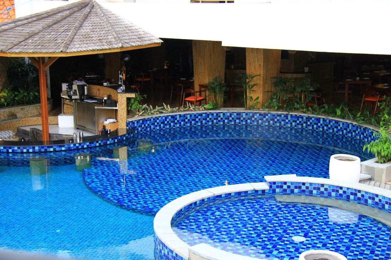 Signature Seminyak Hotel ภายนอก รูปภาพ